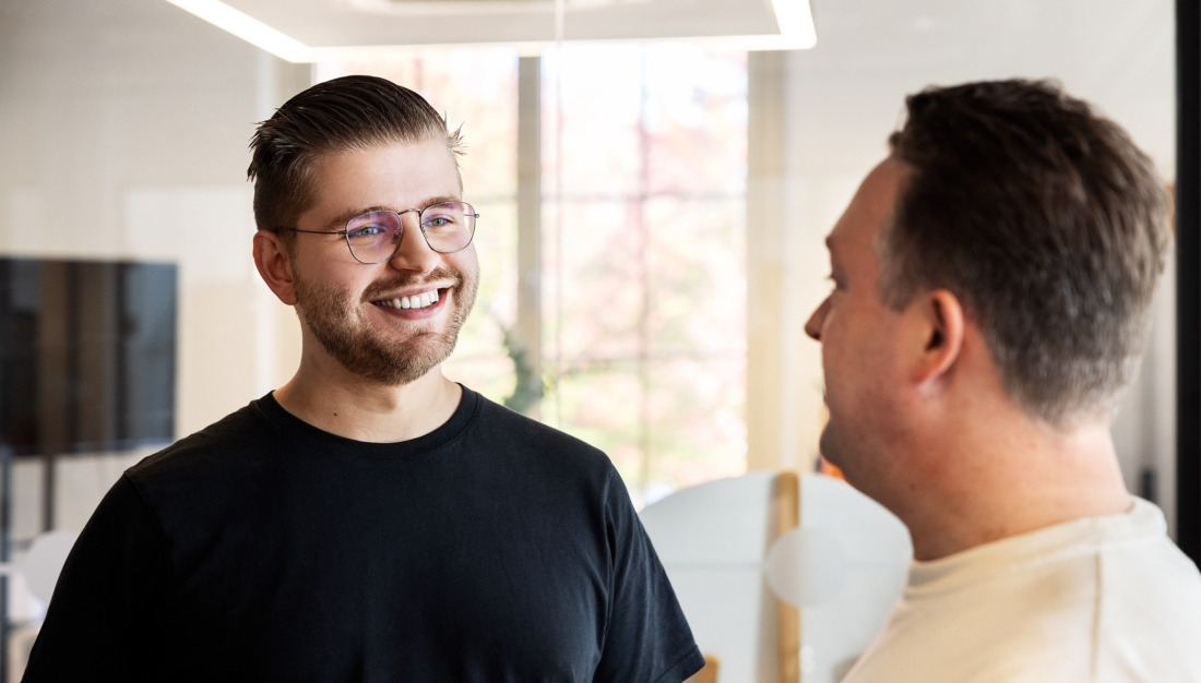 Developers met elkaar in gesprek op kantoor