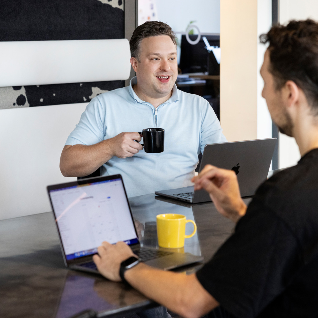 Team van Studio Brabo in overleg